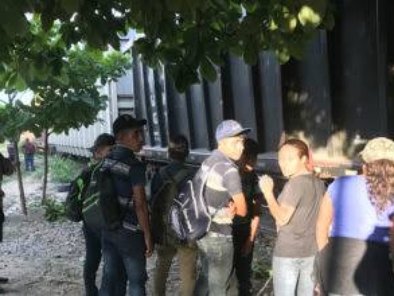 Aseguran a 30 migrantes en tren de Chiapas