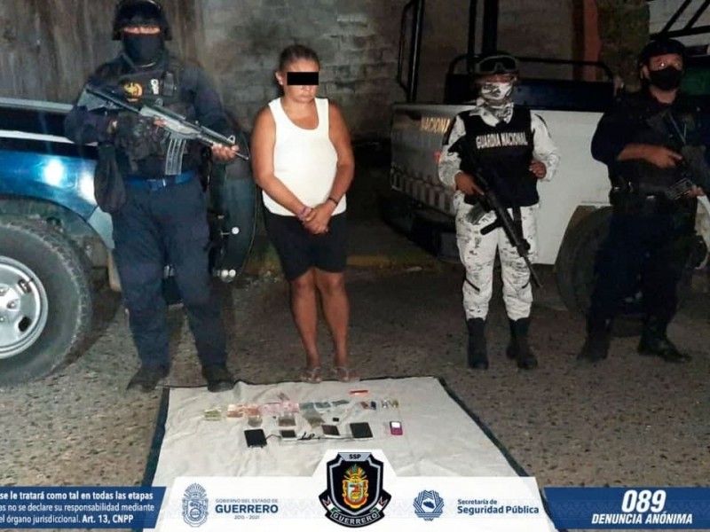Aseguran a mujer con presunta droga en colonia Vicente Guerrero