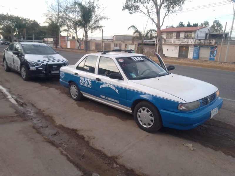 Aseguran a taxista, transportaba migrantes en Villa de Etla