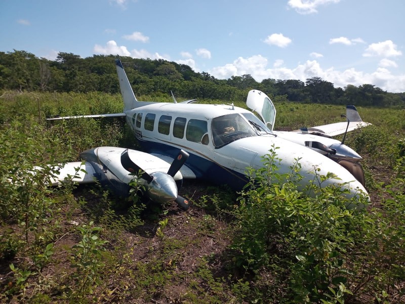 Aseguran aeronave y posible cocaína en Campeche