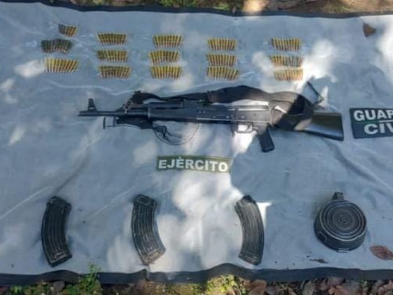 Aseguran armamento y vehículo robado en Uruapan
