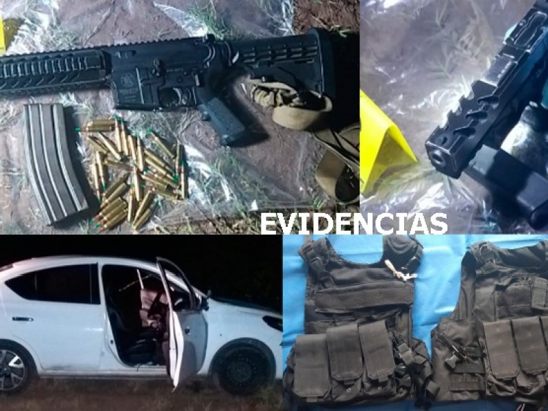 Aseguran armas de fuego y vehículo en Armería