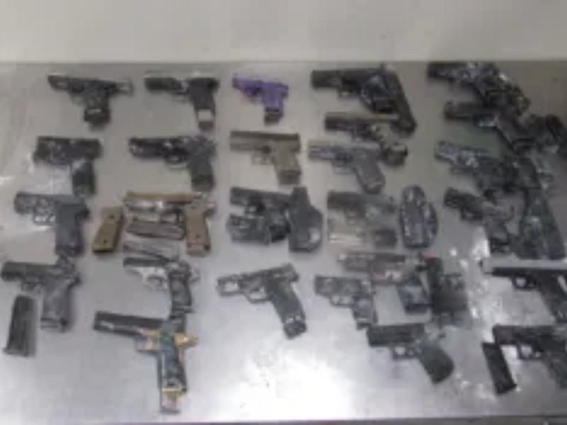 Aseguran arsenal de armas en autobús de pasajeros