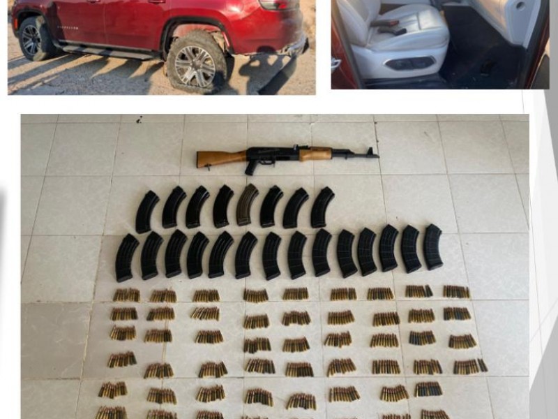 Aseguran arsenal y varios vehículos en Caborca