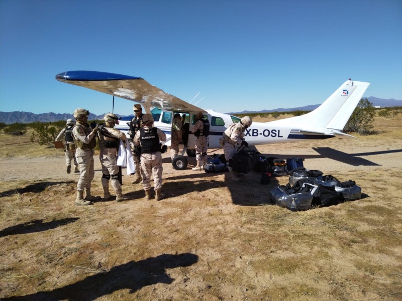 Aseguran avioneta cargada con cocaína, fentanilo y otras drogas