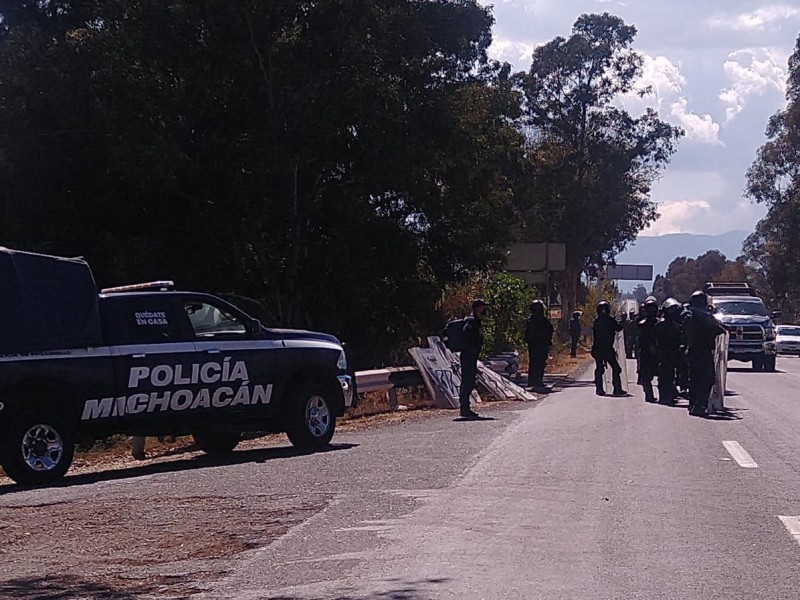 Aseguran camión retenido por presuntos normalistas