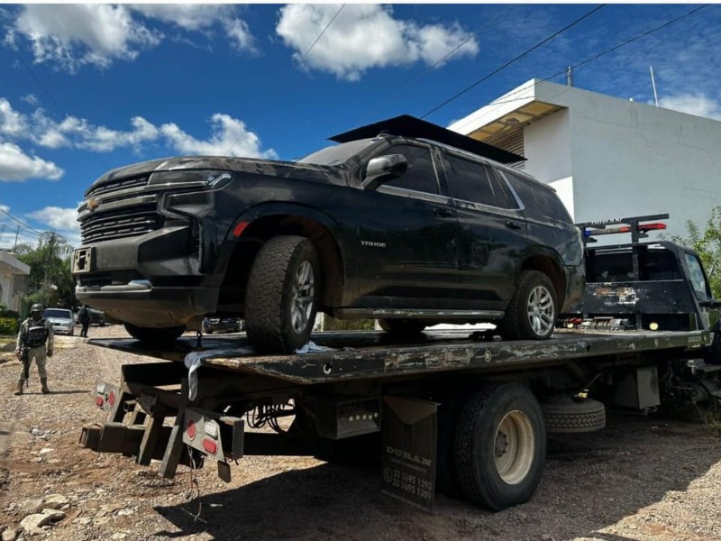 Aseguran camioneta blindada con torre hidráulica en Culiacán