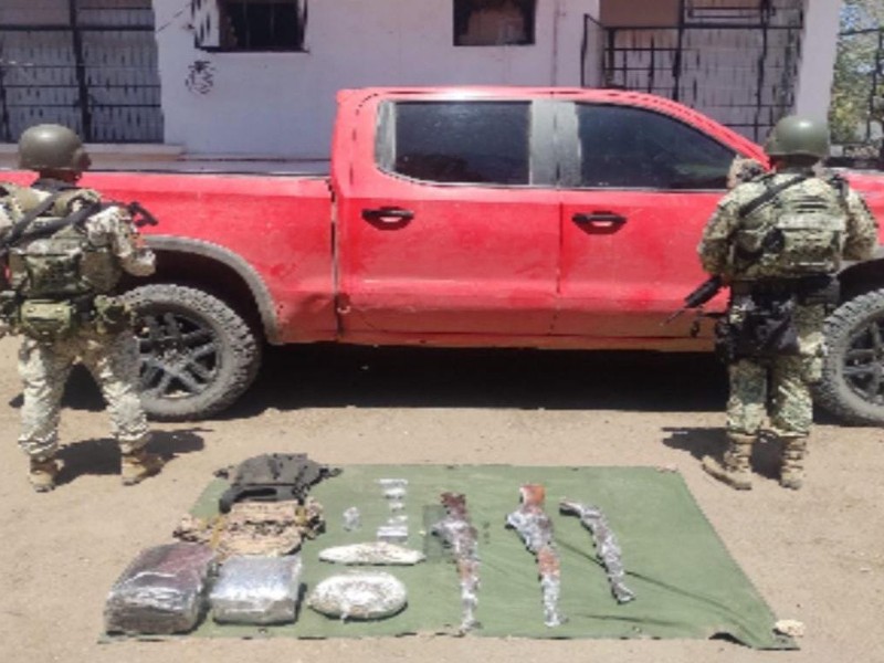 Aseguran camioneta con armas y equipo táctico en Mazatlán