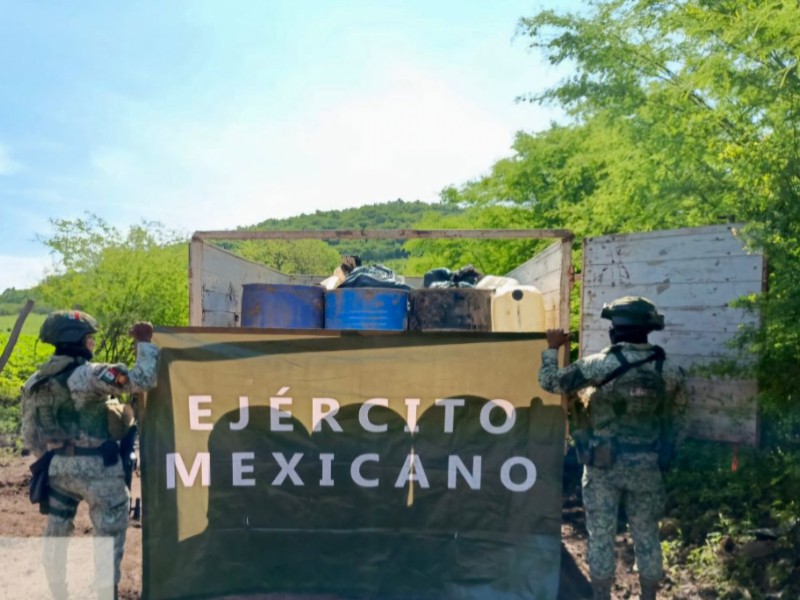 Aseguran camioneta con precursores químicos y droga en zona rural de Culiacán