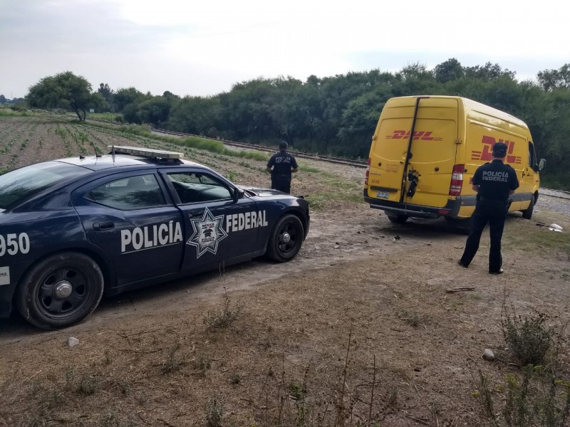 Aseguran camioneta desmantelada de una paquetería