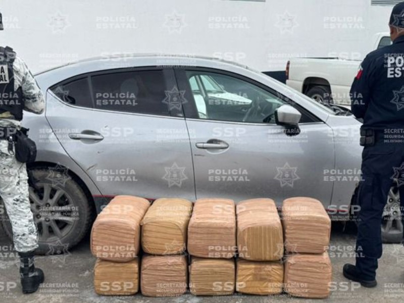 Aseguran cargamento de marihuana en vehículo abandonado en carretera Súchil–Villa Unión