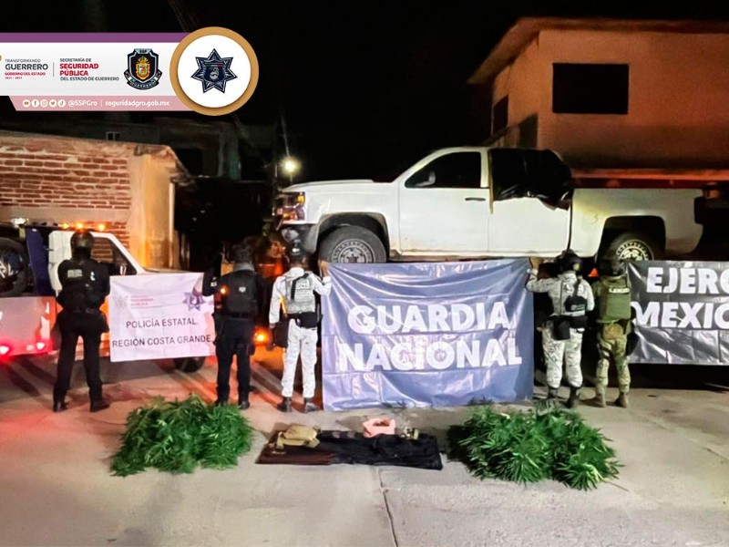 Aseguran droga, equipo táctico y vehículo robado en El Coacoyul