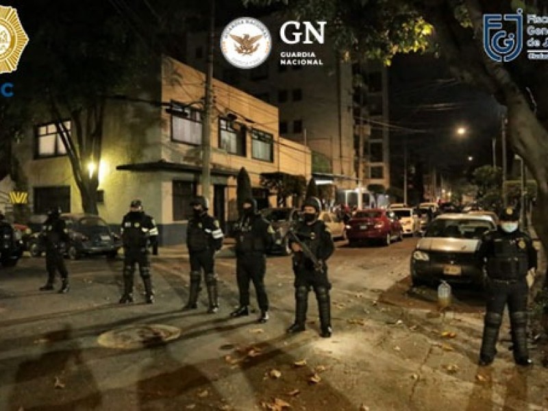 Aseguran droga y armas de fuego tras cateos en CDMX