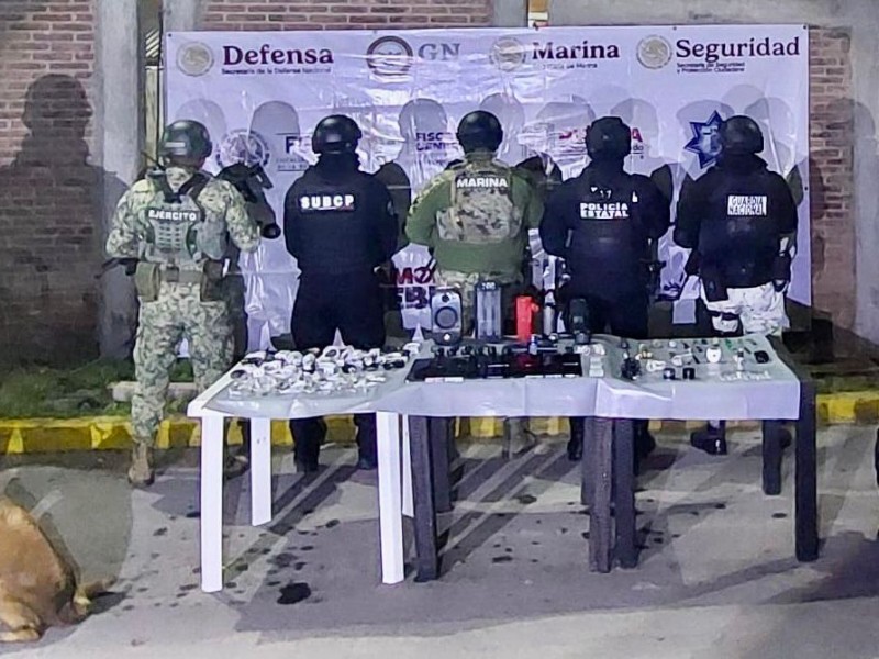 Aseguran drogas, celulares y armas en operativos dentro de penales de Puebla