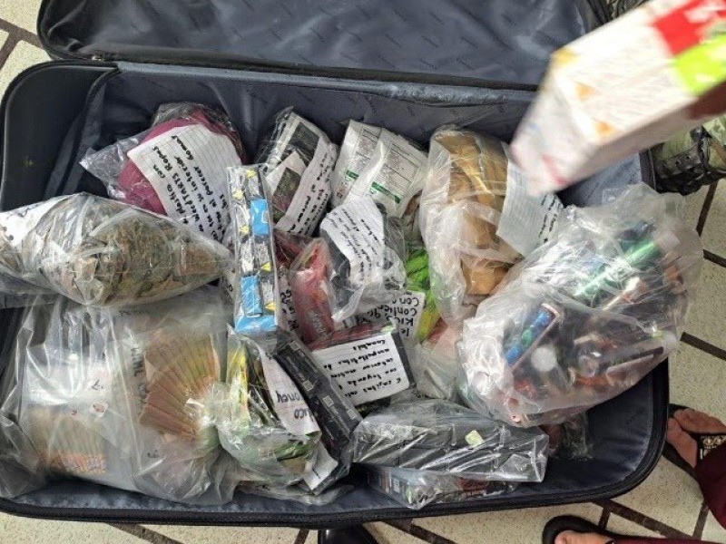 Aseguran en Atoyac maleta con droga en frituras y golosinas