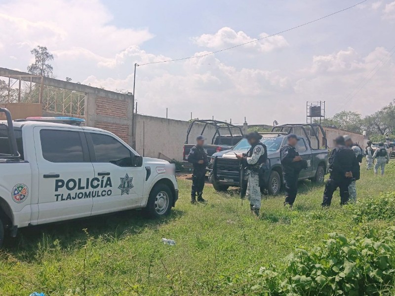 Aseguran en Tlajomulco 24 vehículos robados en lote abandonado