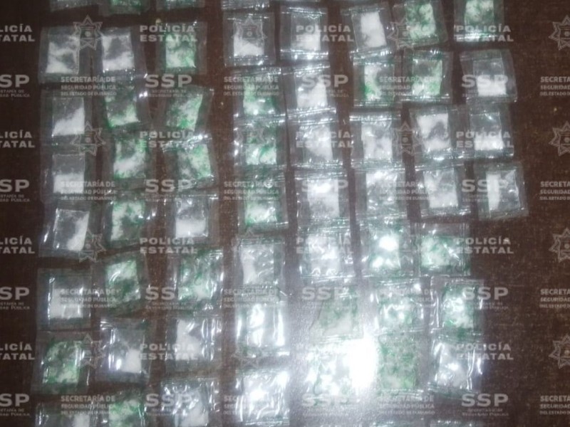 Aseguran mochila con más de 100 dosis de droga en Lerdo