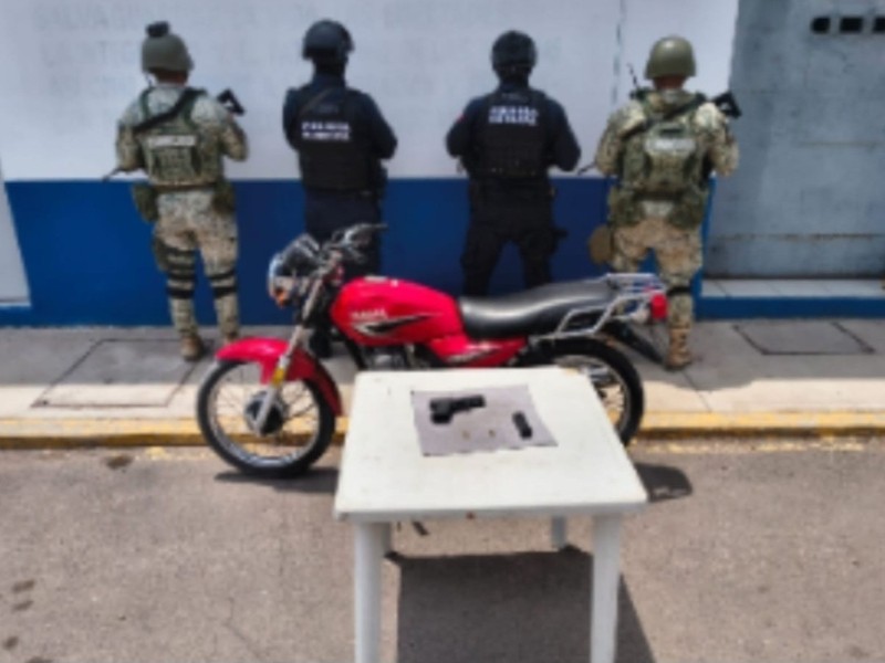 Aseguran motocicleta y arma en un operativo en Villa Juárez