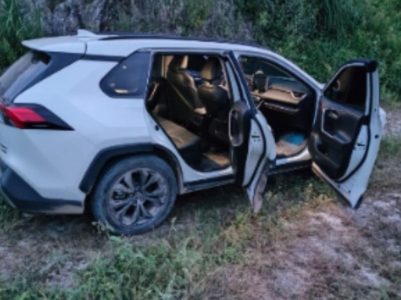 Aseguran narcolaboratorio, un vehículo, armas y drogas en Culiacán y Cosalá