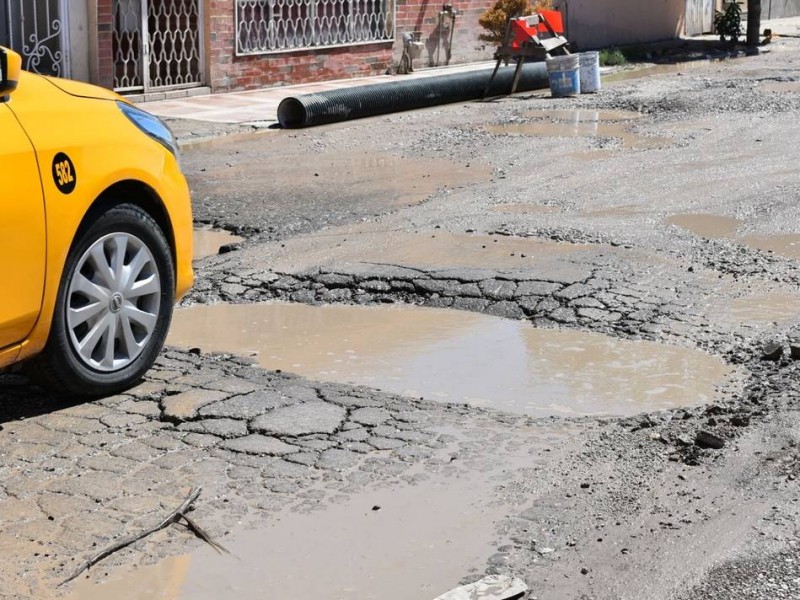 En promedio se reparan cien baches diarios.