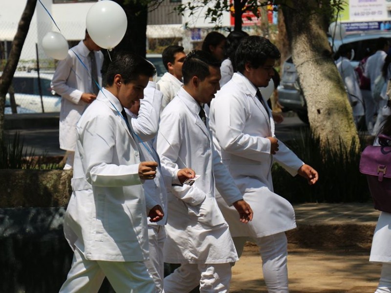 Aseguran suficiencia de insumos para médicos pasantes; no habrá represalias