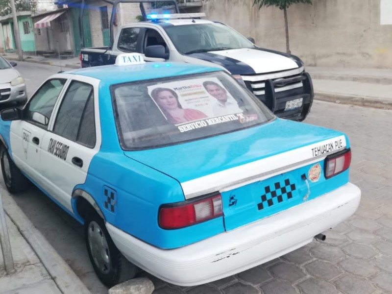 Aseguran taxi estacionado con reporte de robo