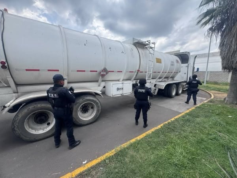 Aseguran tractocamión con 30 mil litros de huachicol en Villagrán