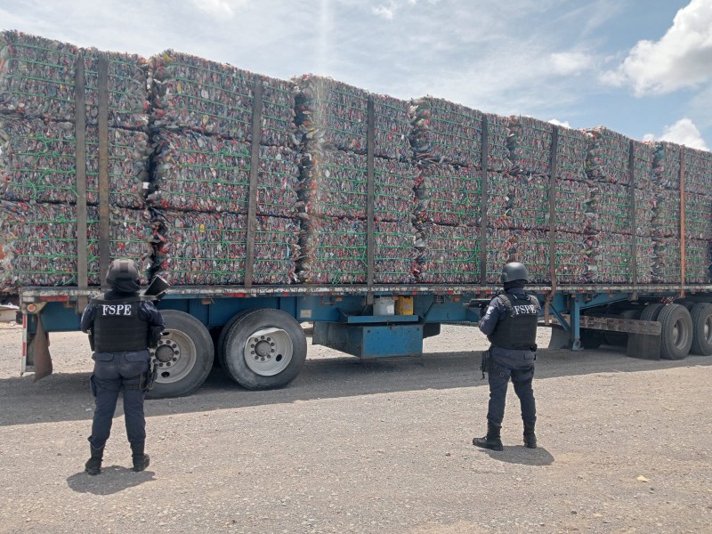 Aseguran tractocamión robado con 42 pacas de PET