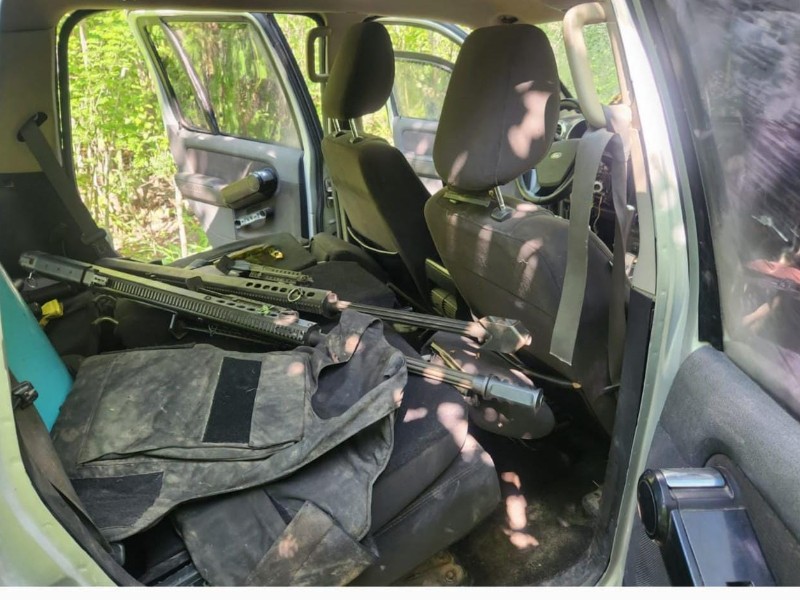 Aseguran vehículo blindado cor armas y cartuchos