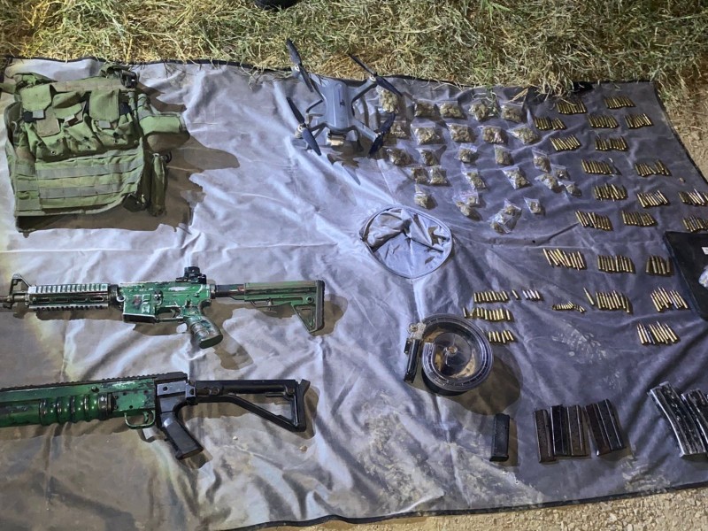 Aseguran vehículo con armas y drogas