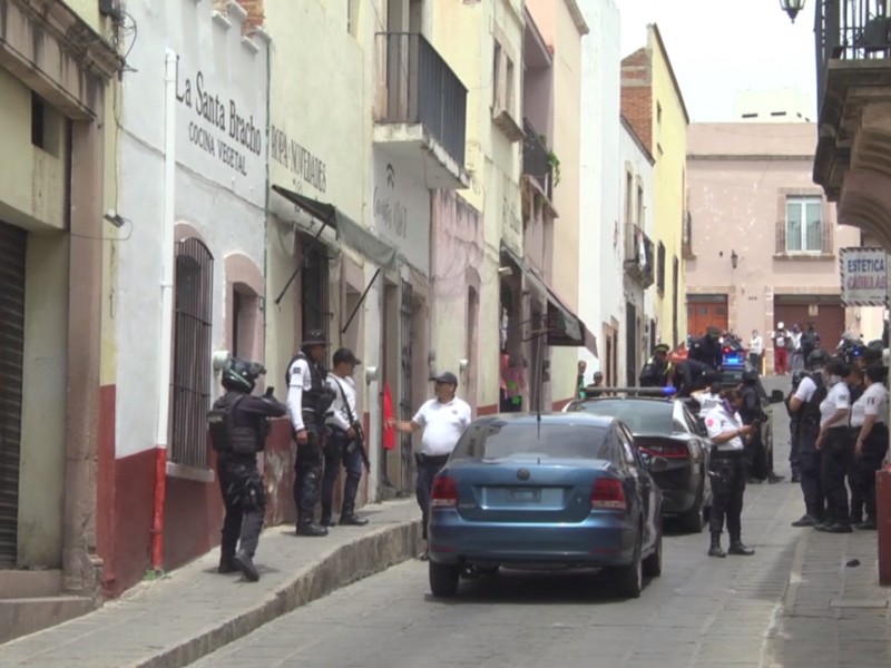 Aseguran vehículo y detienen a dos hombres en el centro