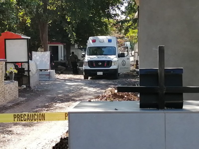 Asesinado y con un mensaje, localizan a cuerpo en panteón,Culiacán