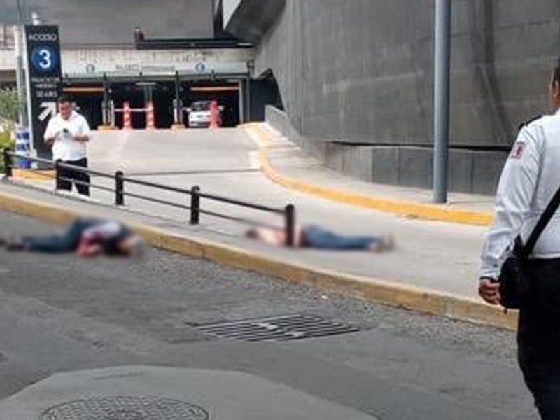 Asesinan a dos hombres afuera de Paseo Interlomas en Edomex