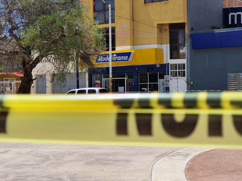 Asesinan a dos jóvenes dentro de establecimiento en Guadalupe