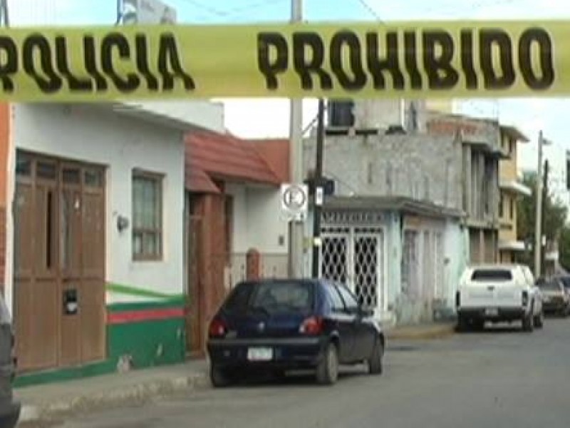 Asesinan a hombre dentro de su vehículo