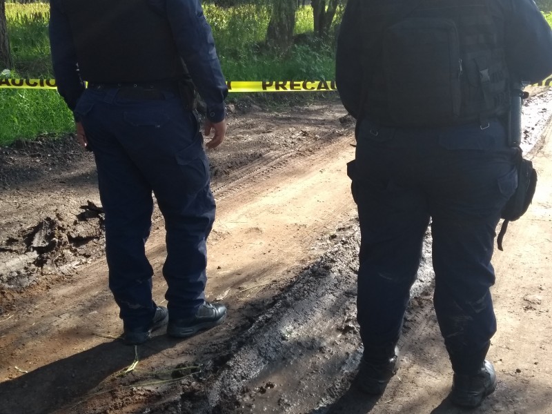 Asesinan a hombre en camino de terracería