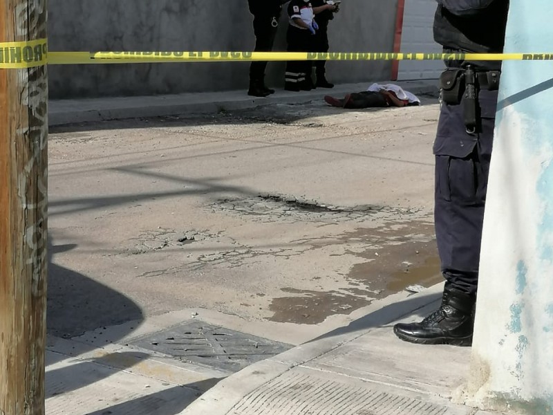 Asesinan a hombre en la calle Miércoles