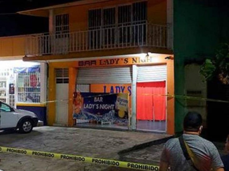 Asesinan a mujer en bar de Catemaco