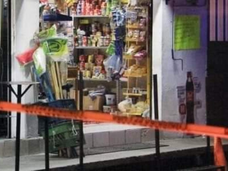 Asesinan a mujer en tienda de abarrotes