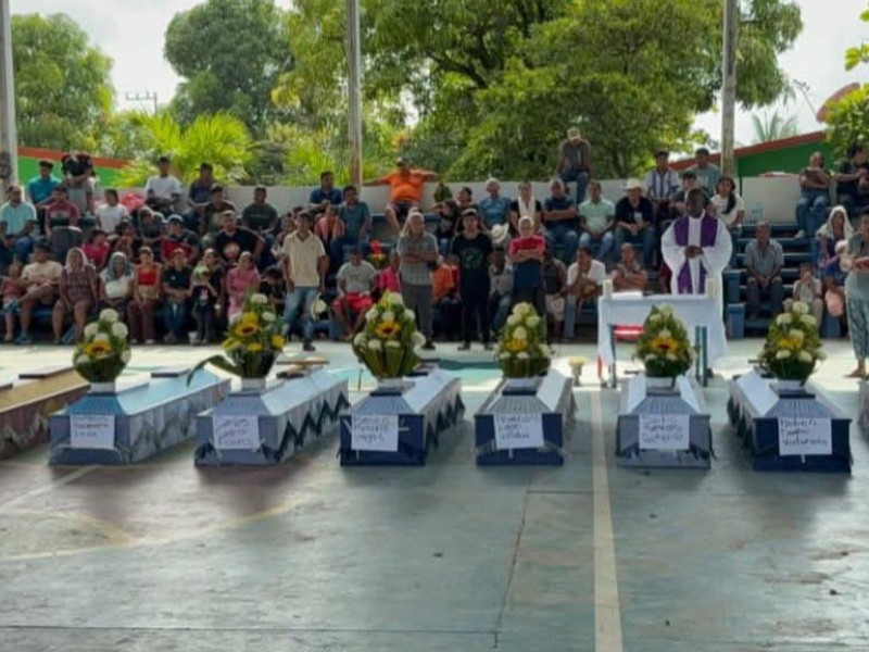 Asesinan a ocho policías comunitarios; cinco resultan heridos en Ayutla