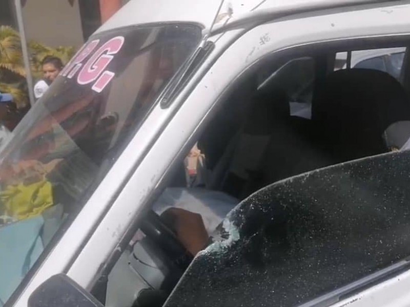 Asesinan a otro transportista y hieren a pasajera en Iguala
