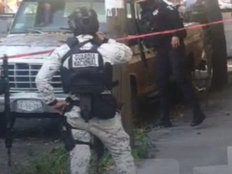 Asesinan a pasajero a bordo de un taxi y chófer resulta herido