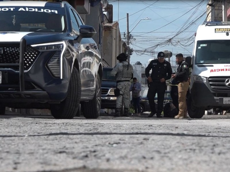 Asesinan con arma de fuego a mujer en Toluca, dejan mensaje intimidatorio