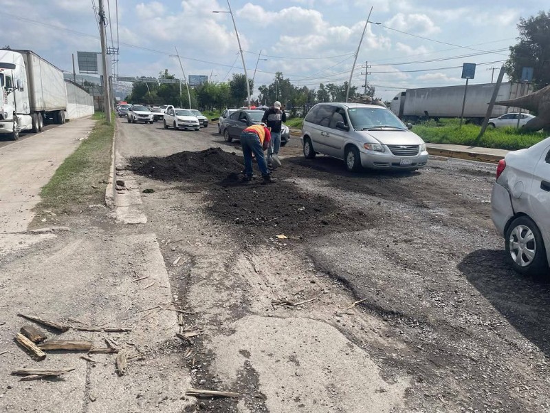 Asfalto malo y tráfico pesado, principales generadores de baches en la ZMG