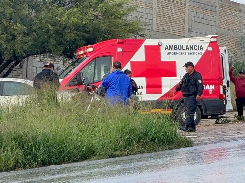 Asfalto mojado provocó una volcadura en la curva de 