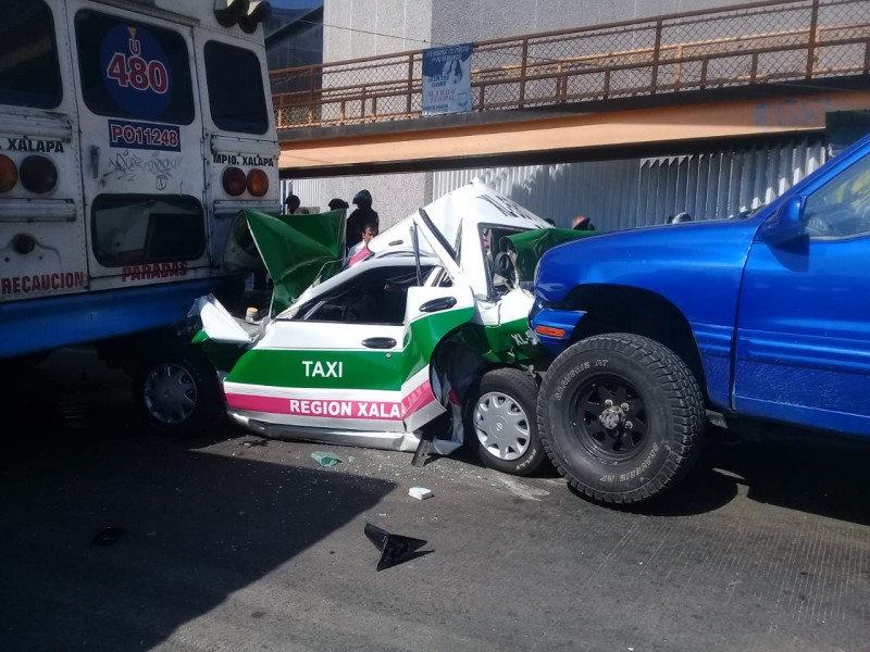 Así quedó taxi de Xalapa tras accidente en Lázaro Cárdenas
