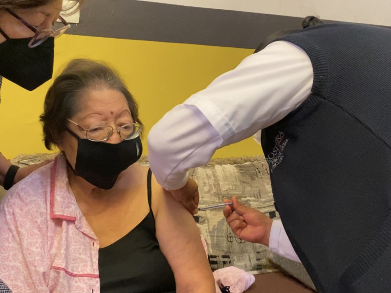 Así reciben vacuna contra covid abuelitos xalapeños desde su hogar