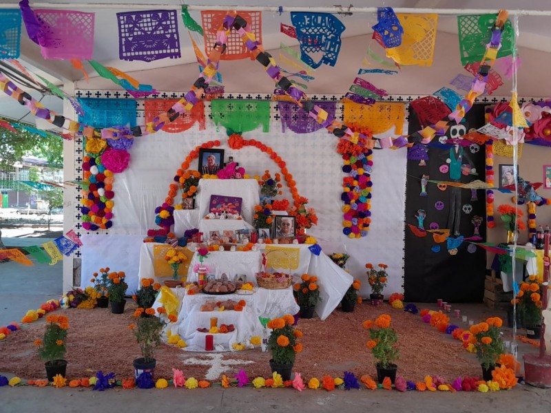 Con altar y catrinas, escuelas celebran el Día de muertos