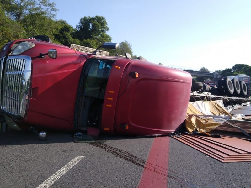 Así volcó tráiler en la Xalapa-Perote; hubo 3 lesionados