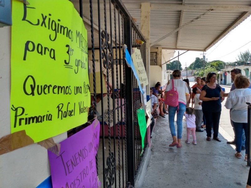 Asignan Profesor, Tras Seis Meses de Presión